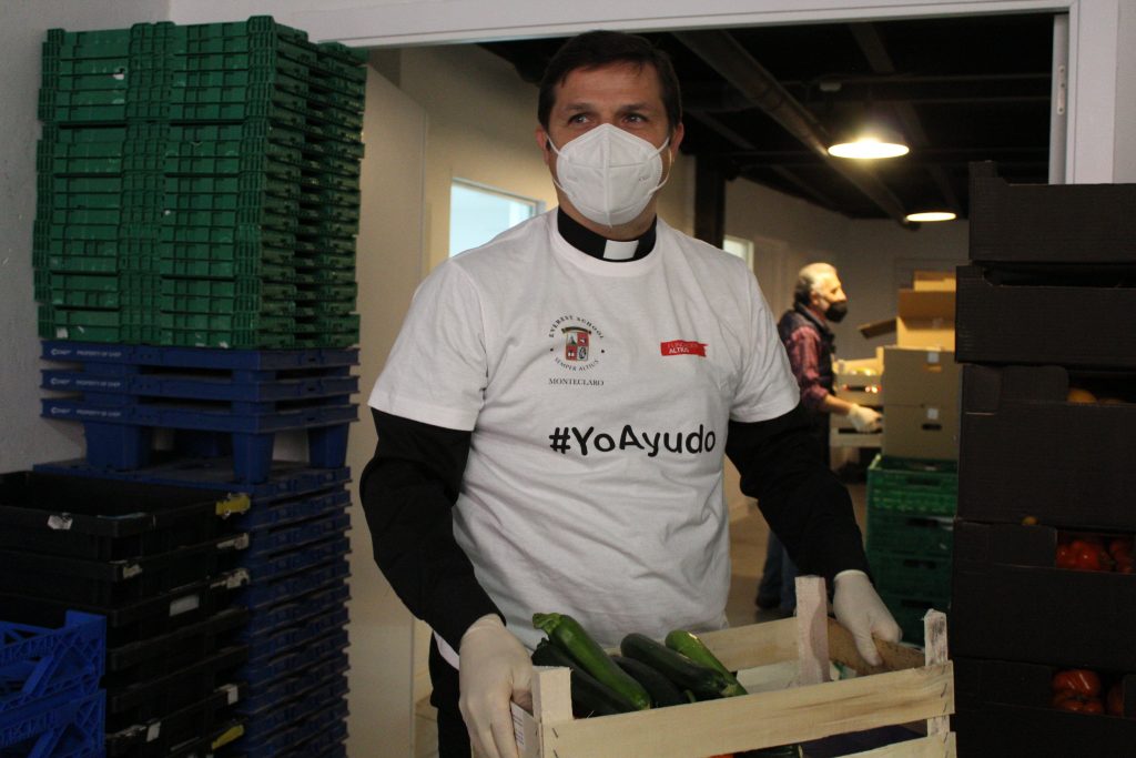 El P. Jorge Ranninger, L.C., cargando una caja de calabacines en Altius