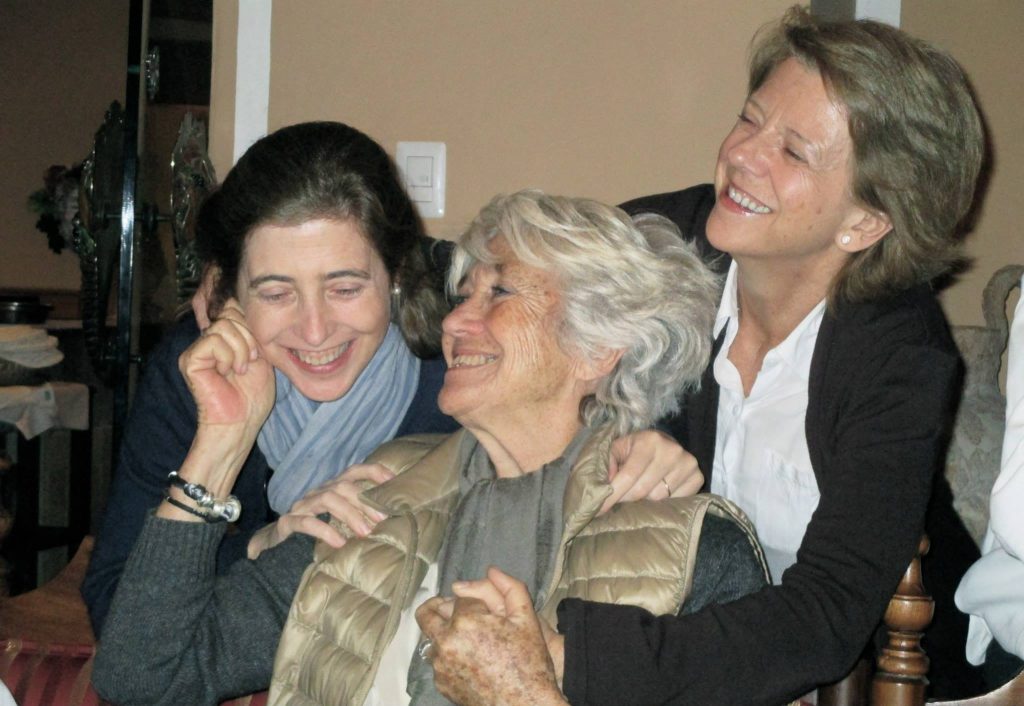 Isabel con su madre y una de sus hermanas