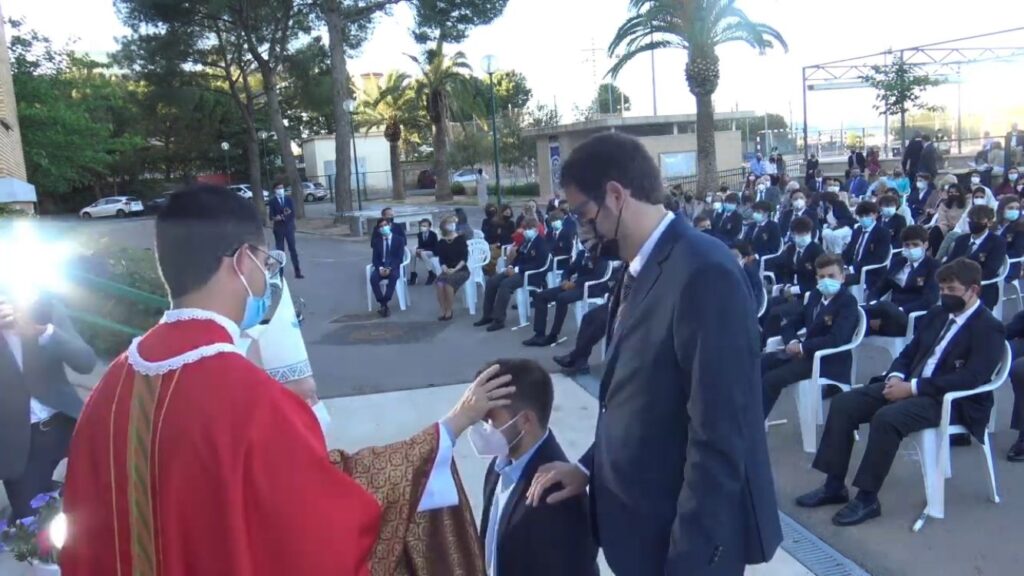 Arturo recibe el sacramento de la Confirmación en el Cumbres School