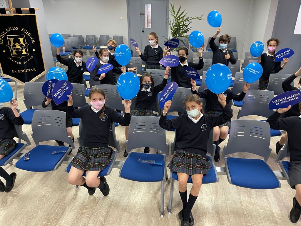 Alumnas de Highlands School El Encinar siguiendo en directo desde el colegio la final del certamen