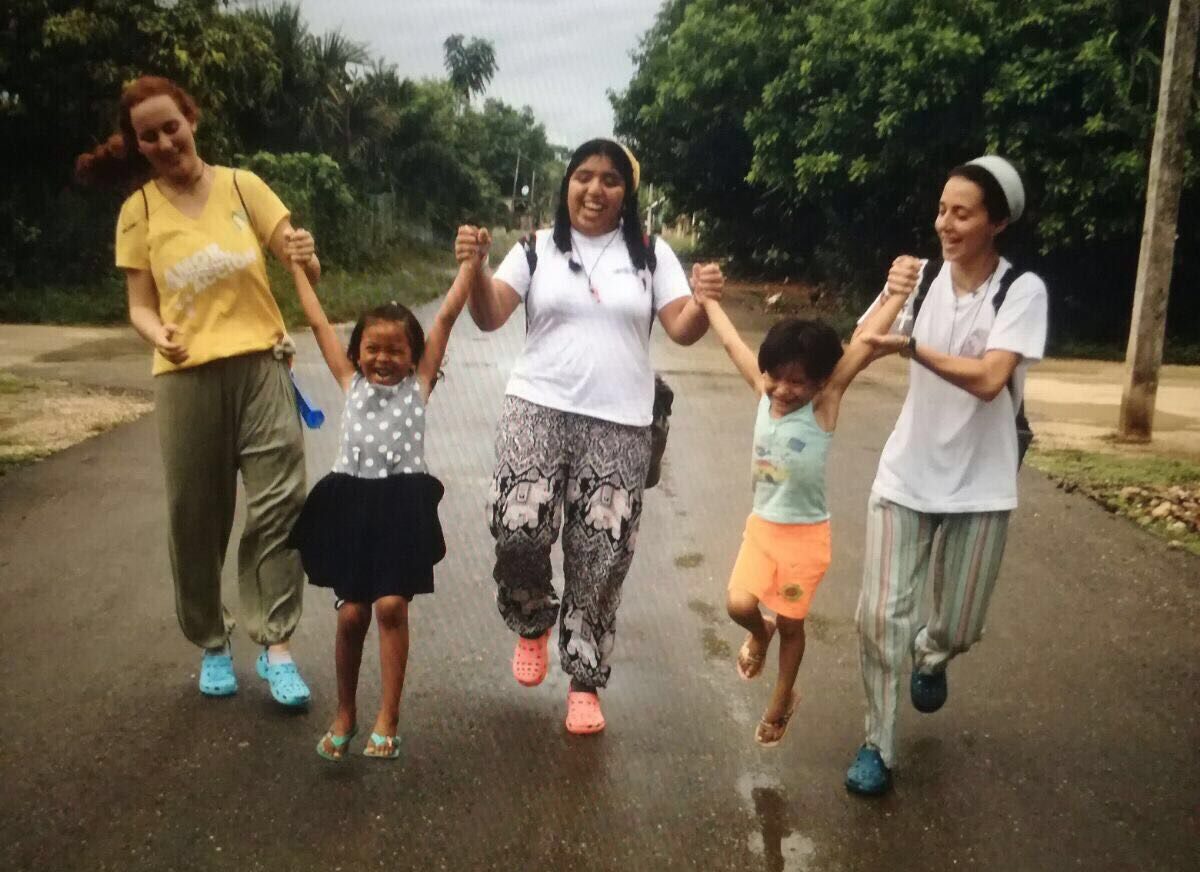 Luisa, la chica de la derecha, junto a otras jóvenes de misión. 