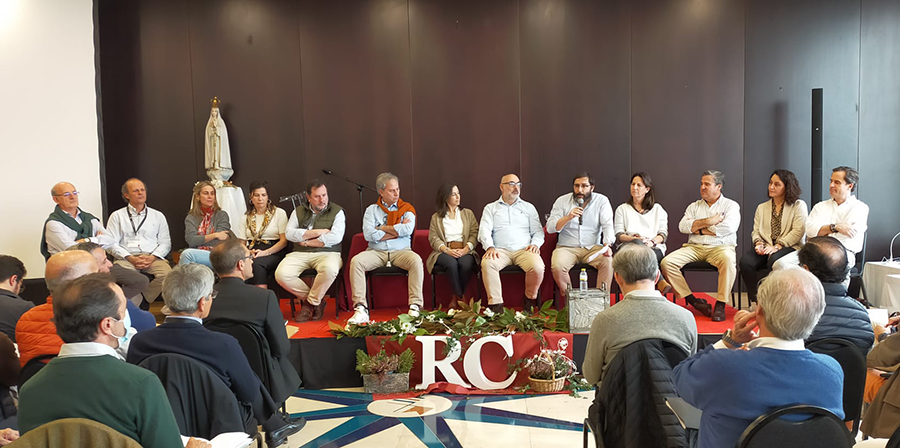 Mesa redonda en la que participaron hombres y mujeres del Regnum Christi de Bilbao