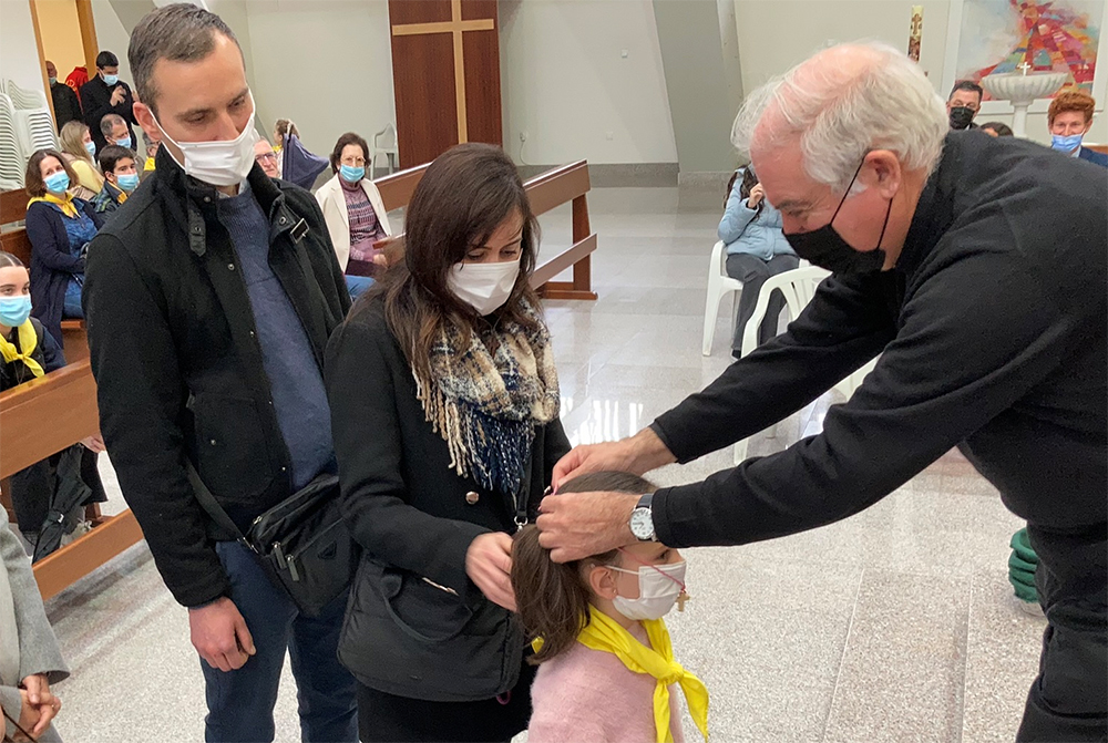 Inmaculada y César recibiendo la cruz de misionero