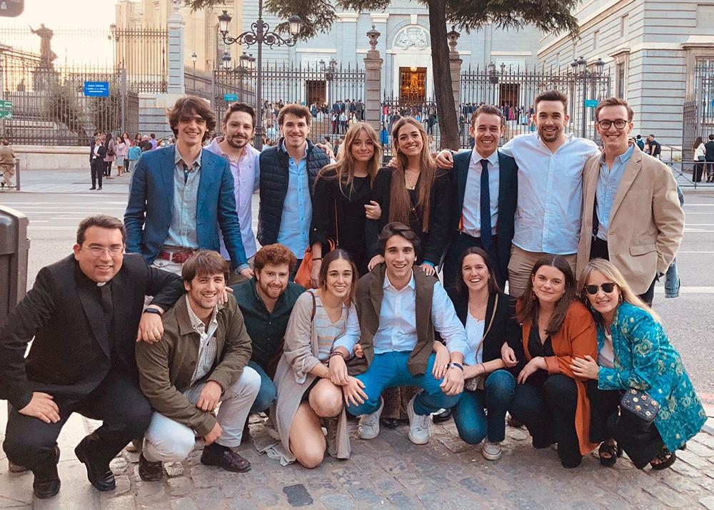 Un grupo de alumnos de catequesis de la Universidad Francisco de Vitoria en la puerta de la Catedral, antes de su Confirmación.