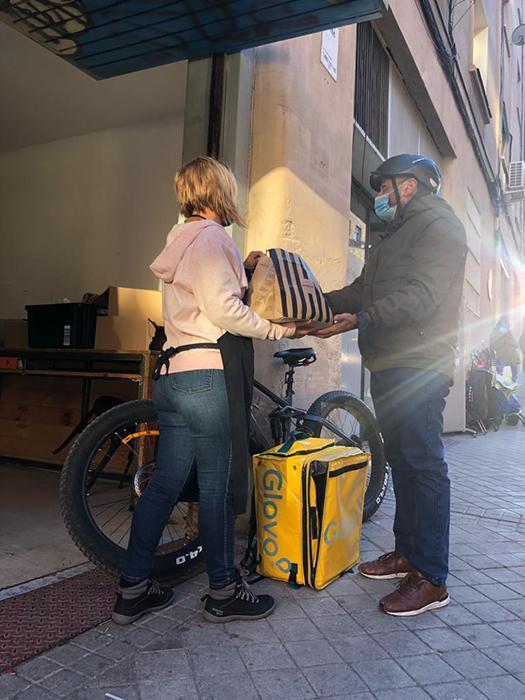 Motorista de Glovo entregando un paquete en Altius