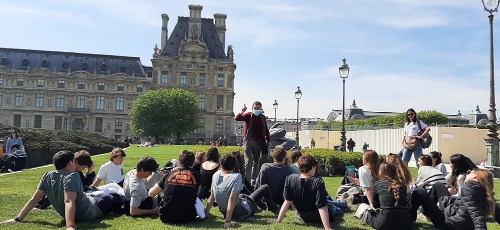 Los alumnos de Highlands School El Encinar atendiendo a las explicaciones de los profesores en París.