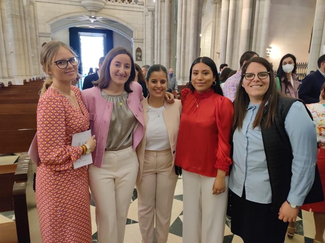 Silvia, consagrada y catequista, la primera de la derecha, con los adultos que ha preparado para la confirmación.