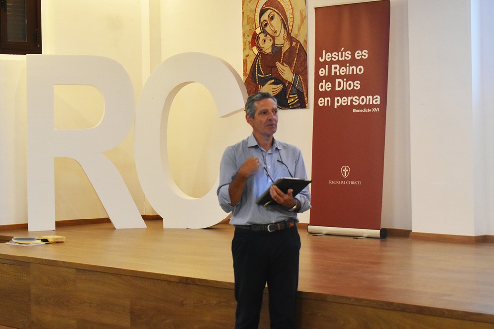 Javier Cañizares, laico del Regnum Christi de Sevilla, interviene en la Plenaria Territorial.