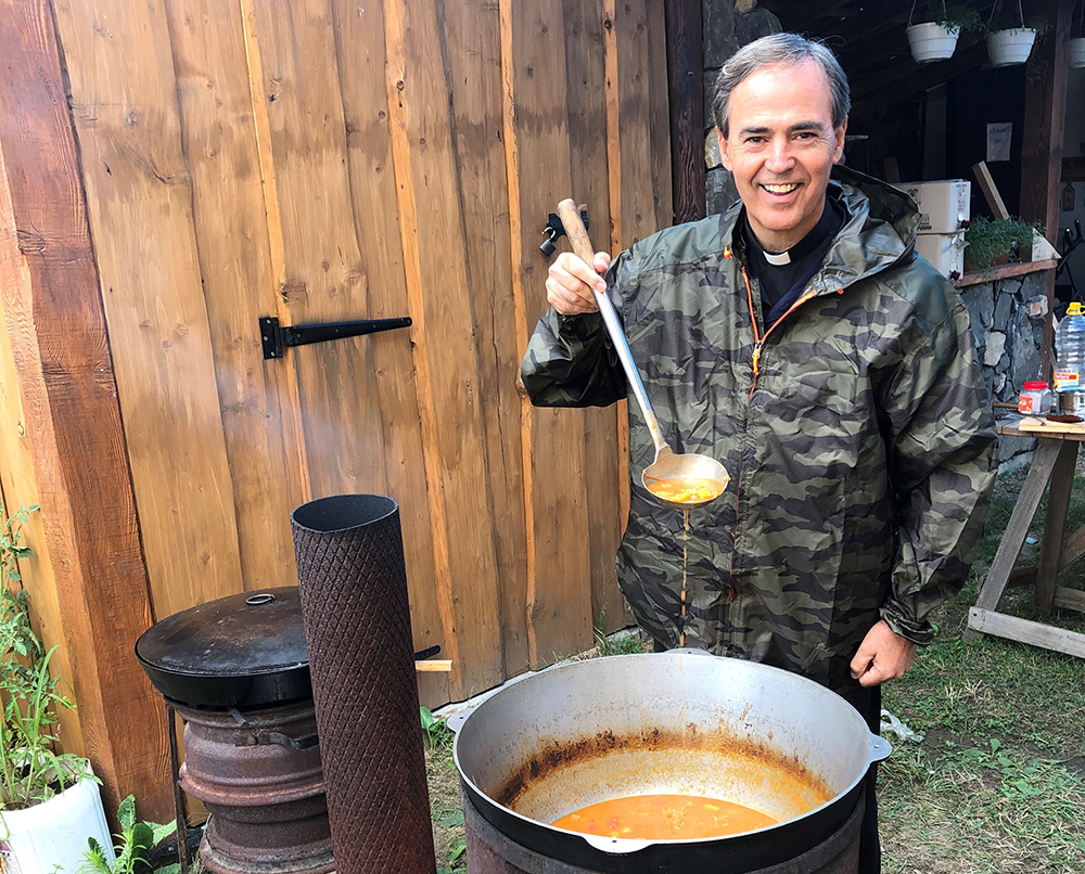 El P. Arturo Díaz, legionario de Cristo, preparando comida para todos.