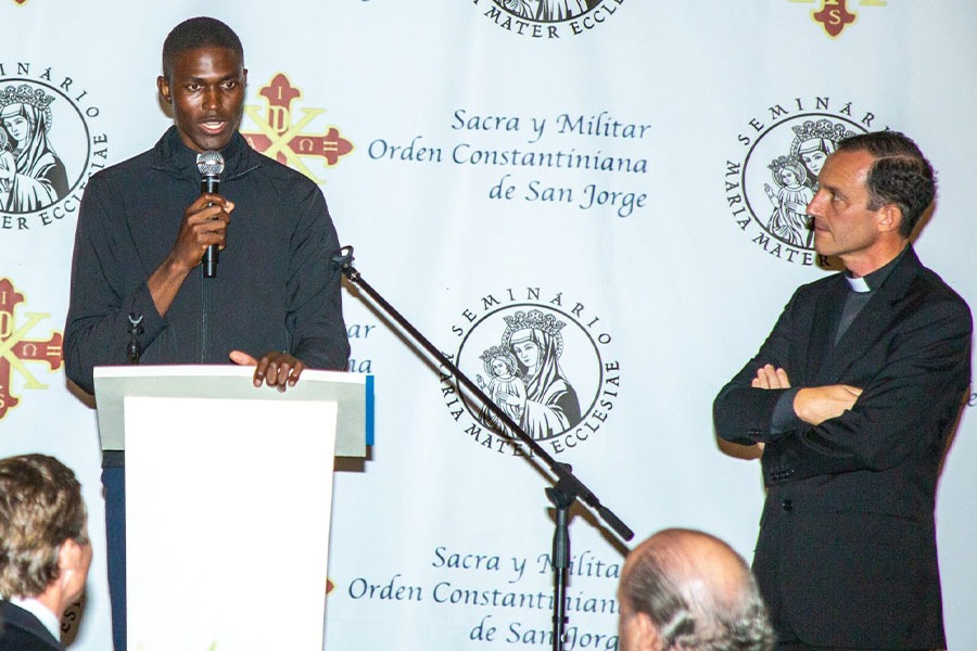 Moses dando su testimonio como seminarista del De Sudán del Sur a Roma: Moses, un seminarista africano, recauda fondos en Valencia para los estudiantes del Pontificio Colegio Internacional Maria Mater Ecclesiae