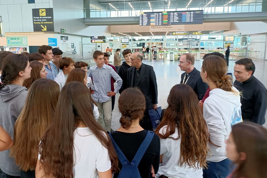 El Cardenal Omella con jóvenes de Highlands School Barcelona