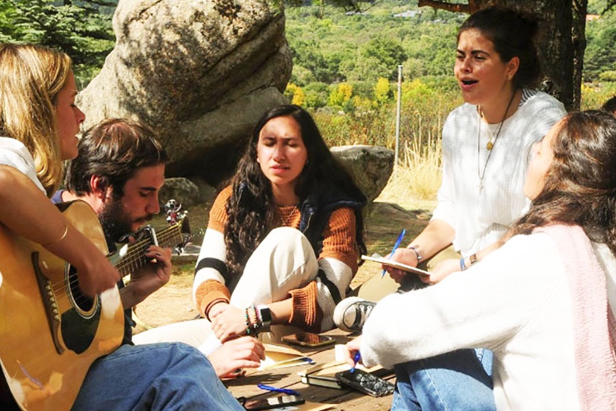 Un grupo de jóvenes de Kénosis ensayando unos cantos