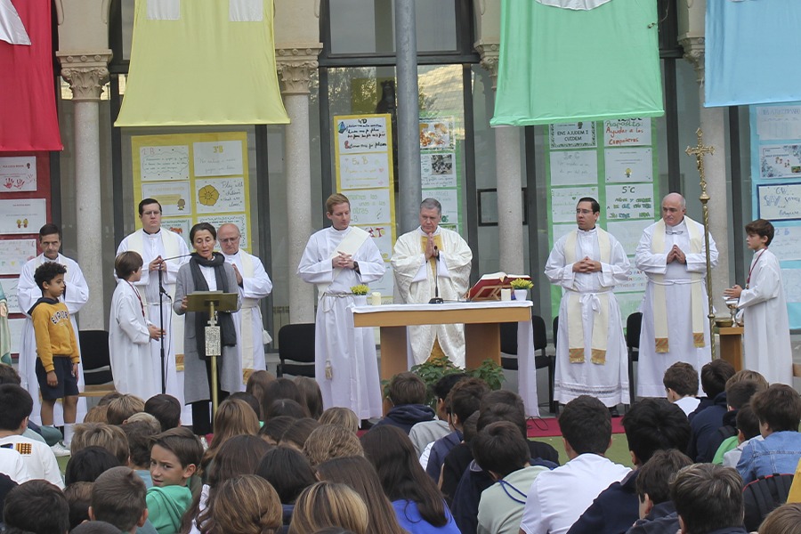 Misa en el colegio Real Monasterio de Santa Isabel