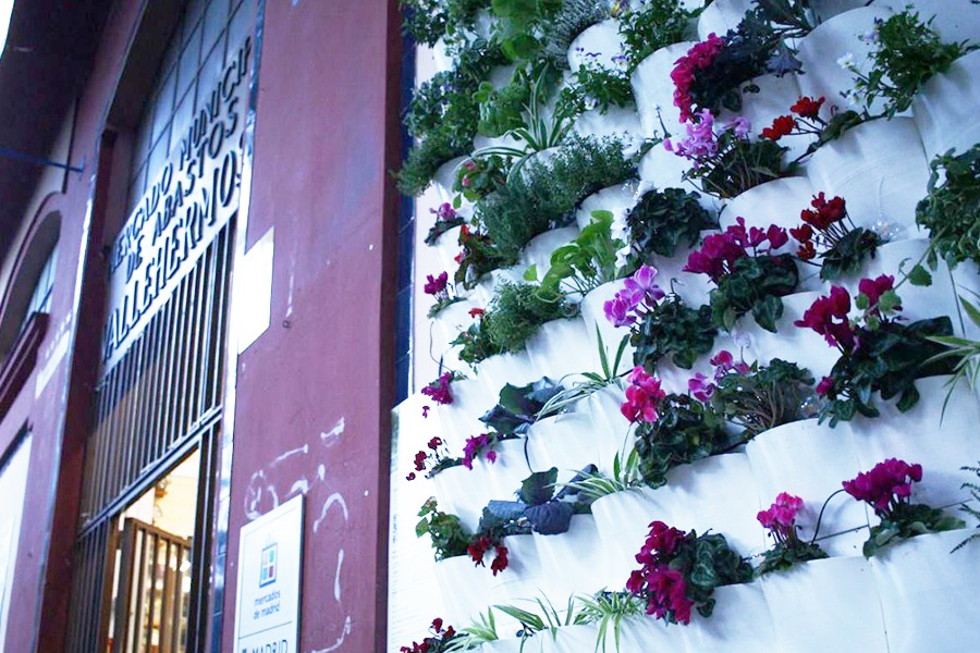 Entrada a uno de los mercados municipales de Madrid, el de Vallehermoso