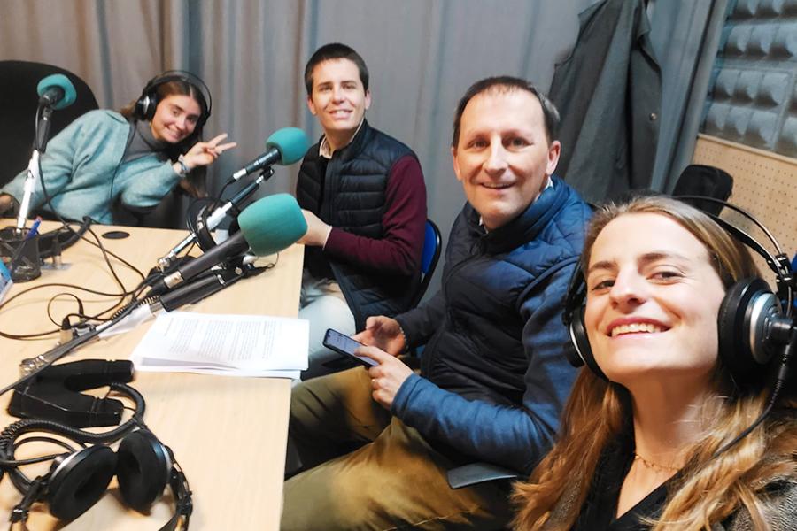 Jorge Barco con sus hijos, en Radio María